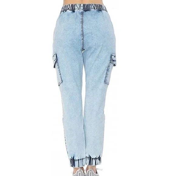 Quần Jogger wax jeans dành cho Nữ. Chất jeans mềm, co giãn thoải mái. Lưng chun dây rút tiện lợi.