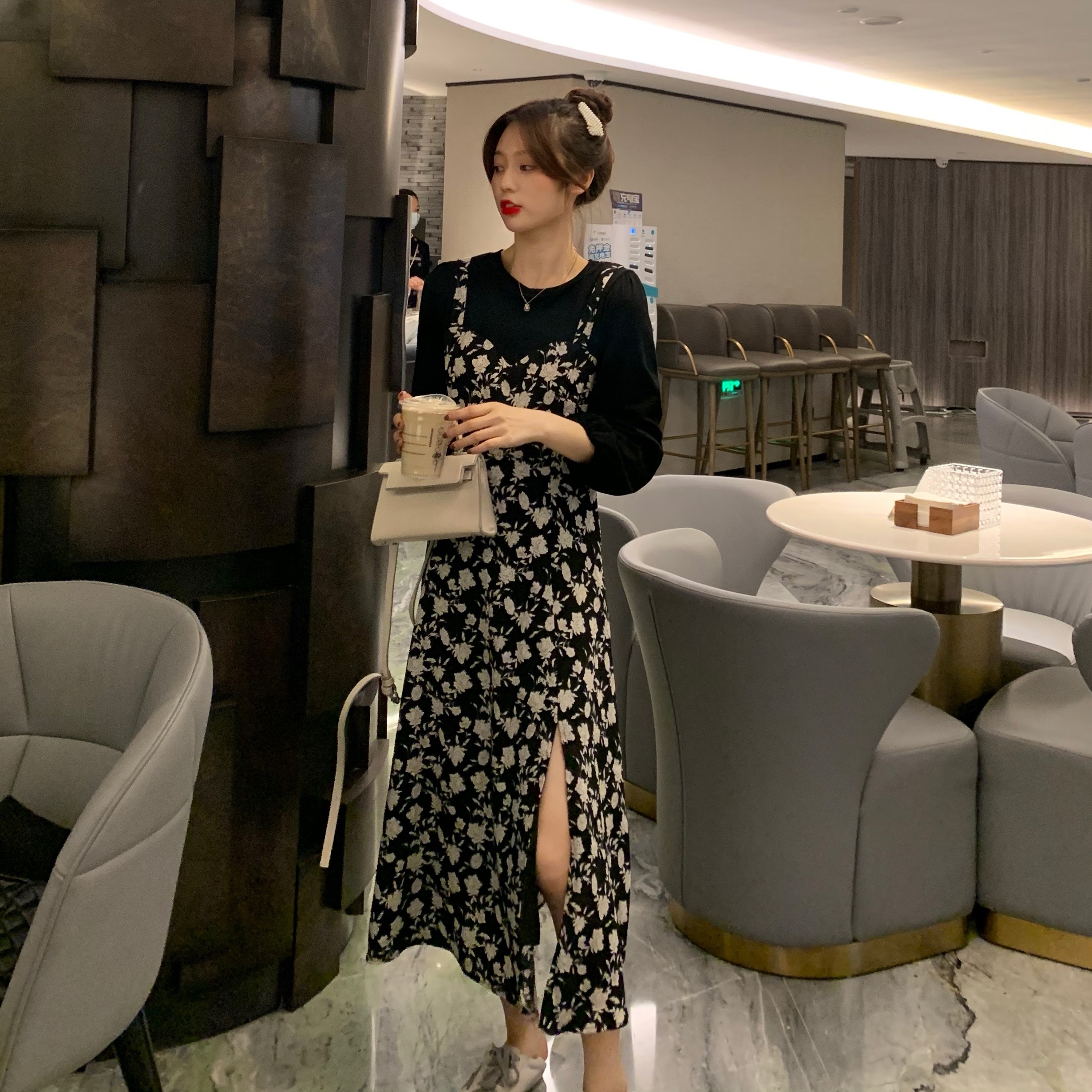 [QUÀ TẶNG LÀ GÓI XẢ VẢI BẠN NHÉ] Đầm nữ dáng rộng phối hoa nhí 2021, Váy hai dây kèm áo dài tay ôm body màu đen cổ tròn | BigBuy360 - bigbuy360.vn