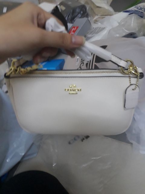 Túi cầm tay đeo chéo coach