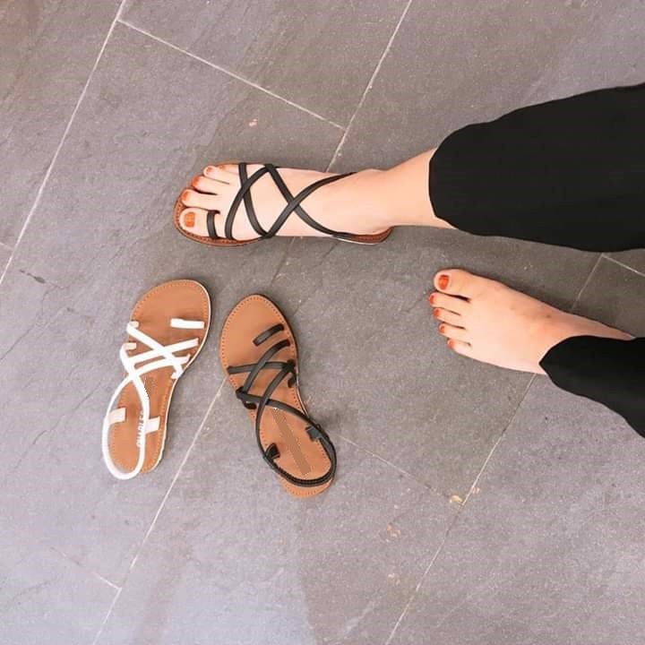 Sandal nữ đi học có quai hậu lót da, đế nhựa cao cấp đi mưa thoải mái - TB Sandal xỏ ngón da lì nền nâu