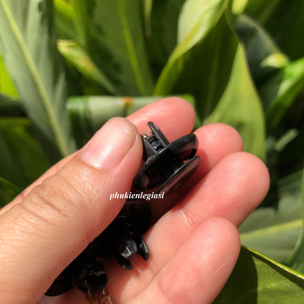 Nút Nhấn Nhựa 2 khía 8mm Màu Đen Thay Thế Cho Cản Trước Xe Hơi hàng OEM Mitsubishi grandis