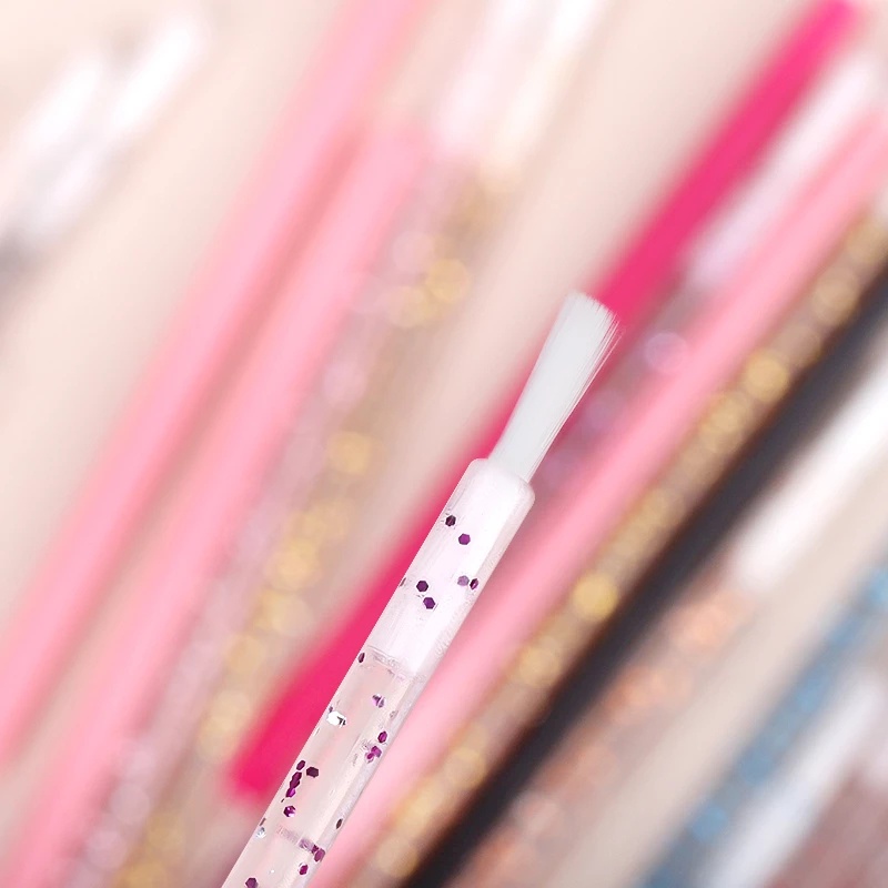 50 trên 100 bàn chải môi bằng nylon sử dụng một bàn chải pha lê nhỏ