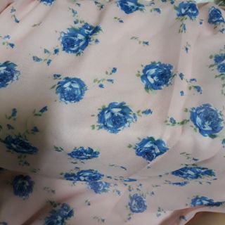 Đầm cổ yếm khoét tay