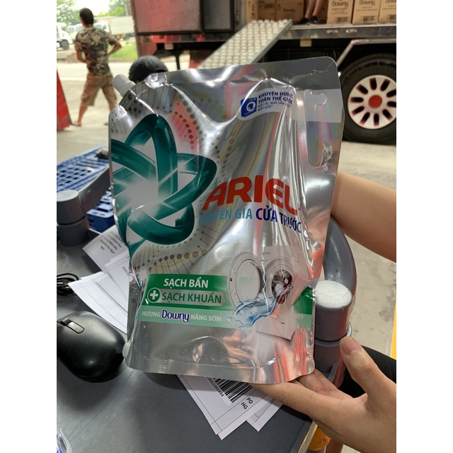 Nước Giặt Ariel Cửa Trước Nhiều Mùi Hương Túi 1.55kg: Sen & Nhài