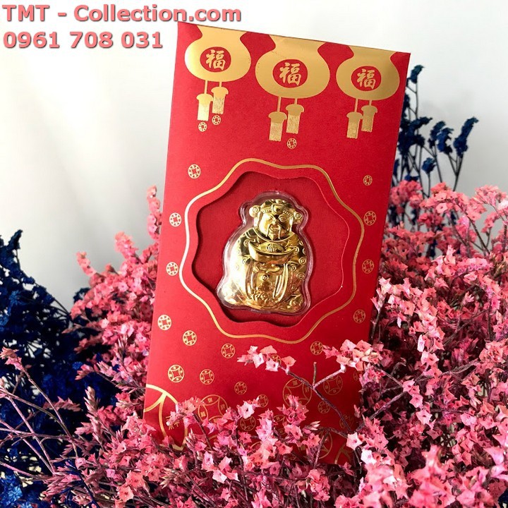 Bao Lì Xì Thần Tài Mạ Vàng Thường, bao lì xì đỏ đi kèm với một mặt hình Thần Tài được khắc đầy tinh xảo - SP000279