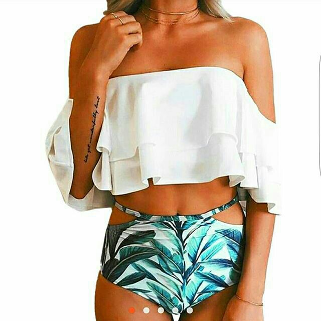 Set bikini trễ vai nhún bèo