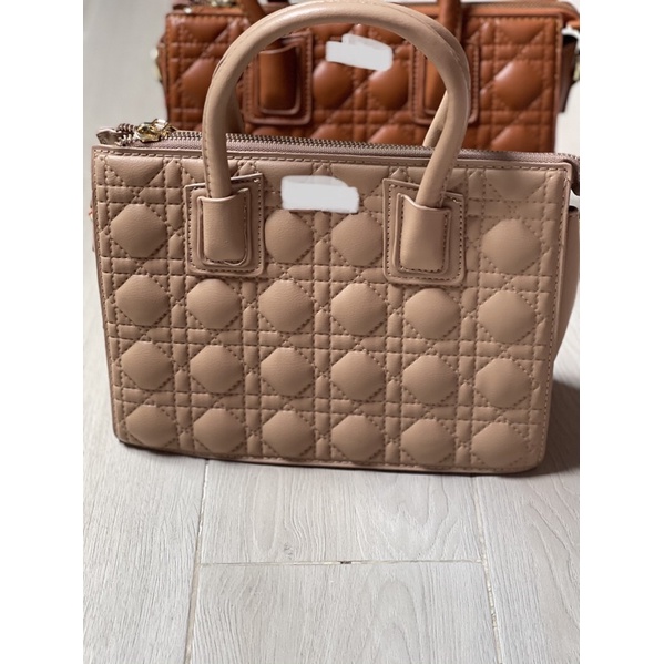 Túi cầm tay đeo chéo siz22cm.6 ô li,4 màu chọn lựa.Freeshipetra.