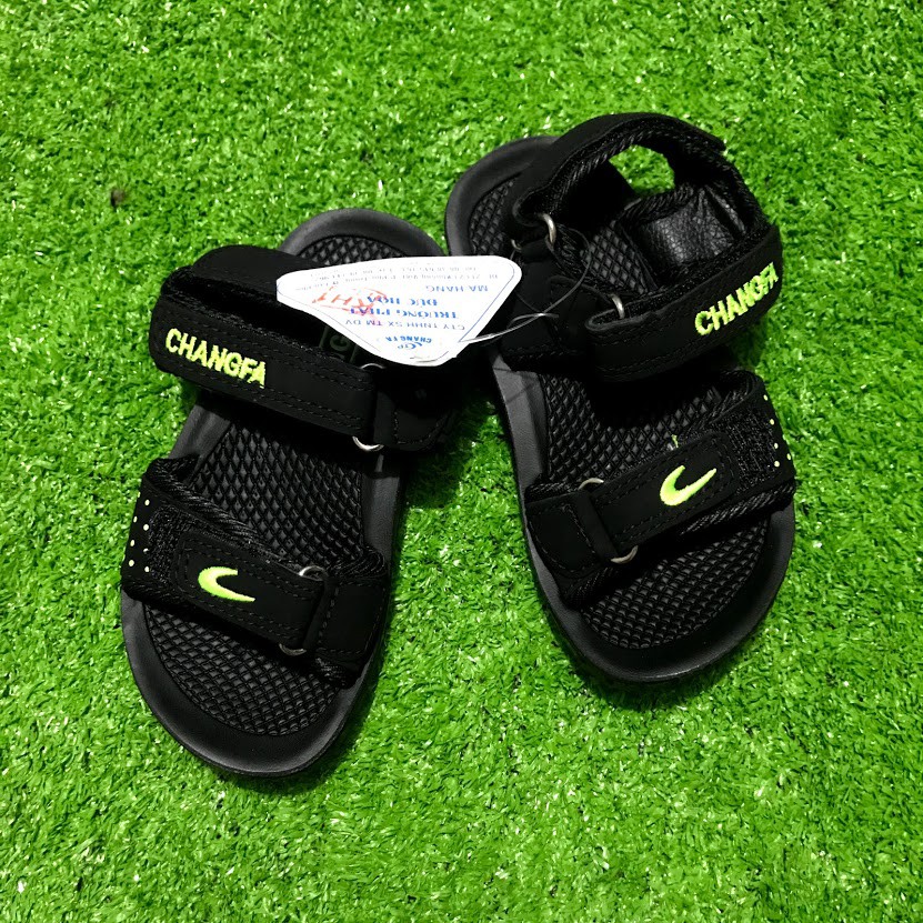 Giày sandal cho bé, quai vải đế đúc Size từ 22 đến 35. Bé có chân đâỳ tăng lên 1 size mang cho thoải mái snha Size 22 tư