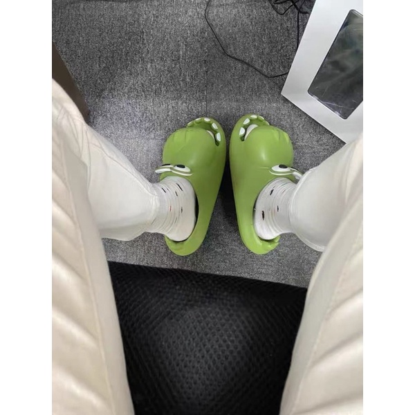 Dép cá sấu siêu đáng yêu.