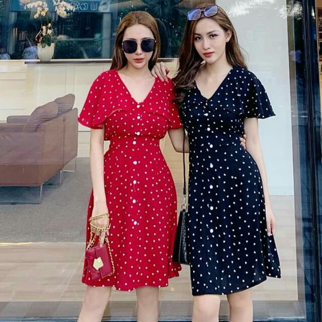 Đầm cổ sen chấm bi tim cột nơ sau nút gỗ