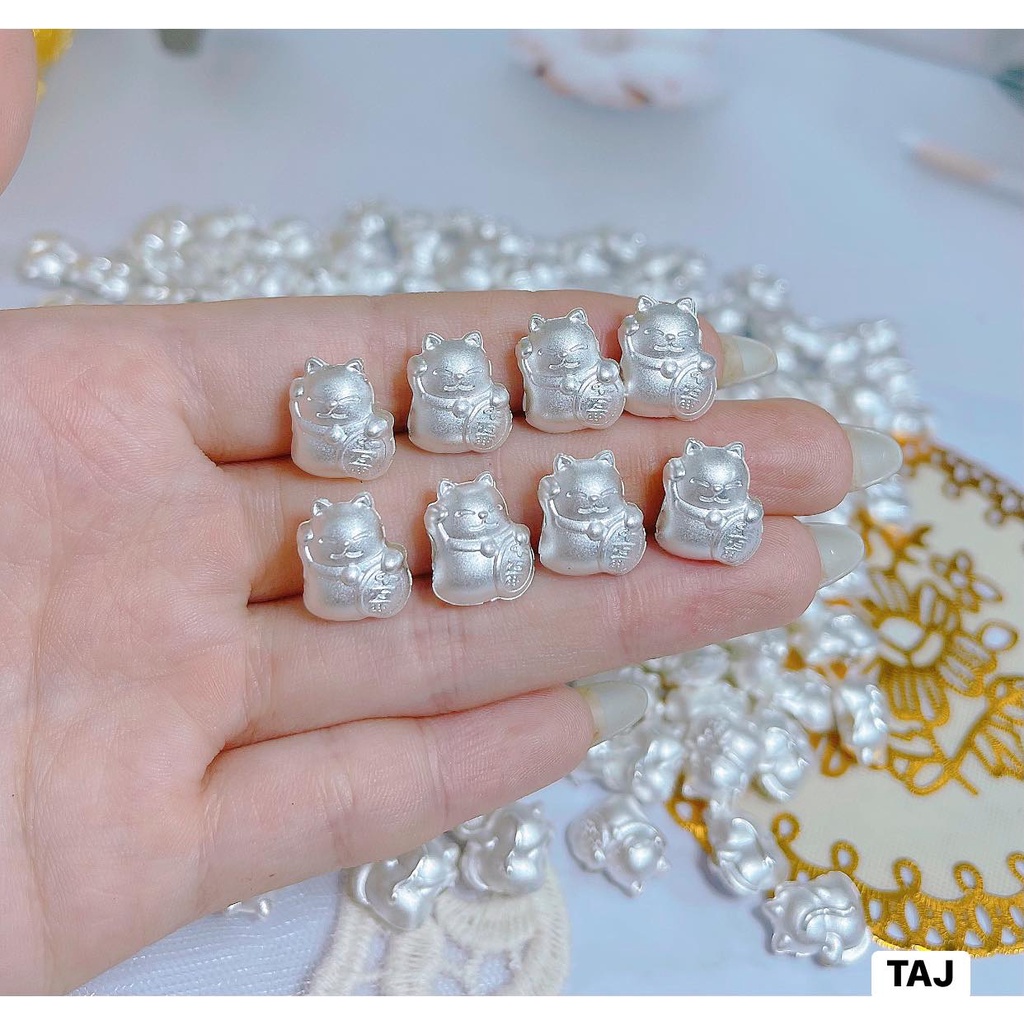 Charm  mèo thần tài bạc ta xỏ ngang