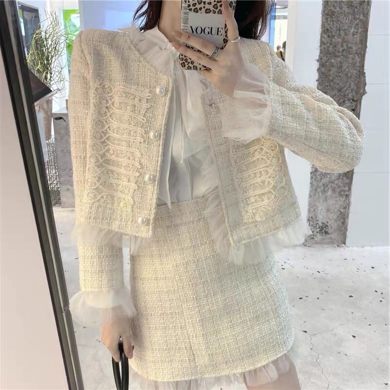 Áo khoác tweed + chân váy viền bèo