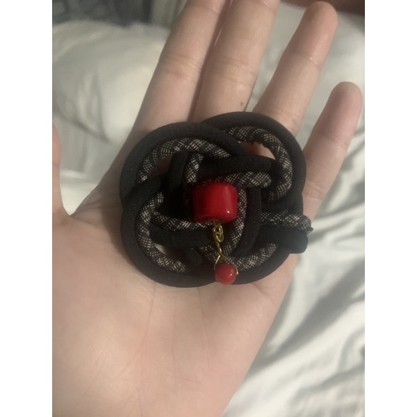 Cài áo vải phối hạt San hờ ô đỏ siêu bóng đẹp và to Ms:970