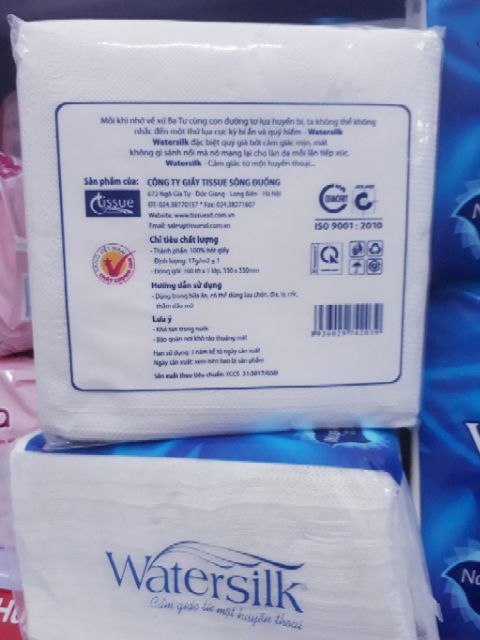 Khăn giấy lụa WATERSILK gói vuông.