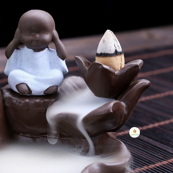 Thác khói trầm hương chú tiểu  bên suối- có lọ cắm hoa- hương trầm tạo khói chảy ngược