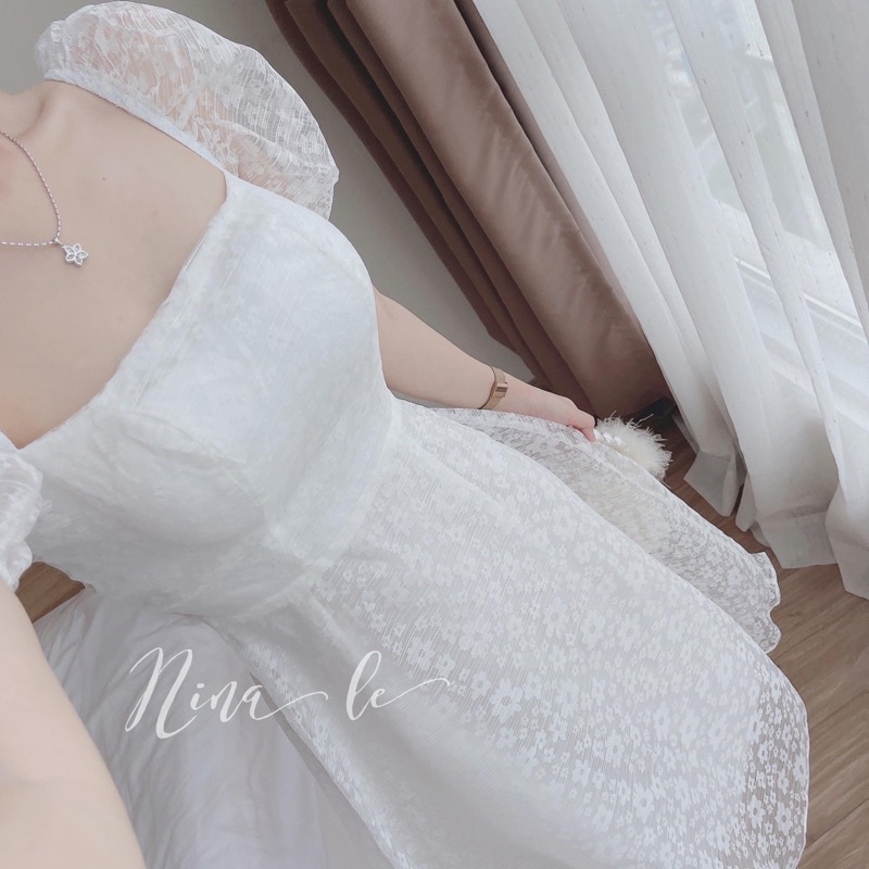 Váy trắng thêu ren nổi