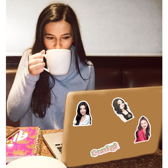 Bộ 50 Miếng Dán Trang Trí Laptop / Vali / Vali Hình Nhóm Nhạc Kpop Bằng Nhung Màu Đỏ