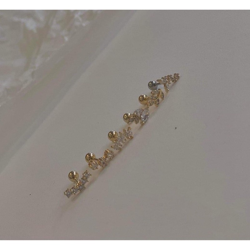 1 chiếc bông tai Thép y tế hoa lá đính đá