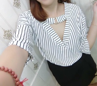 Áo sọc V tay lỡ mặc 2 kiểu