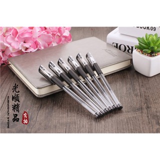 Bút bi mực nước các màu đỏ, đen