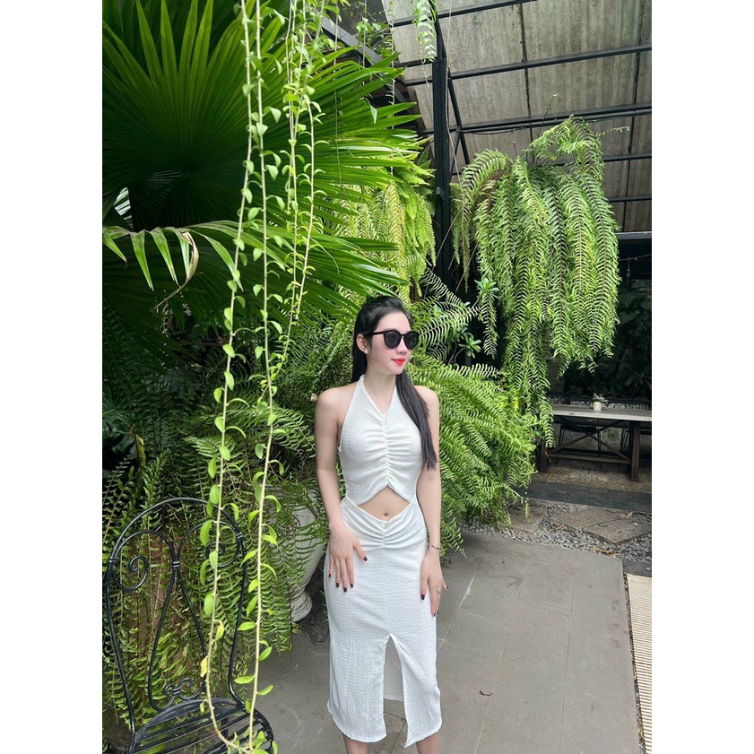 Đầm yếm xốp nhúm ngực ôm body khoét hở rốn xẻ tà giữa cực xinh , chất thun xốp mềm mát