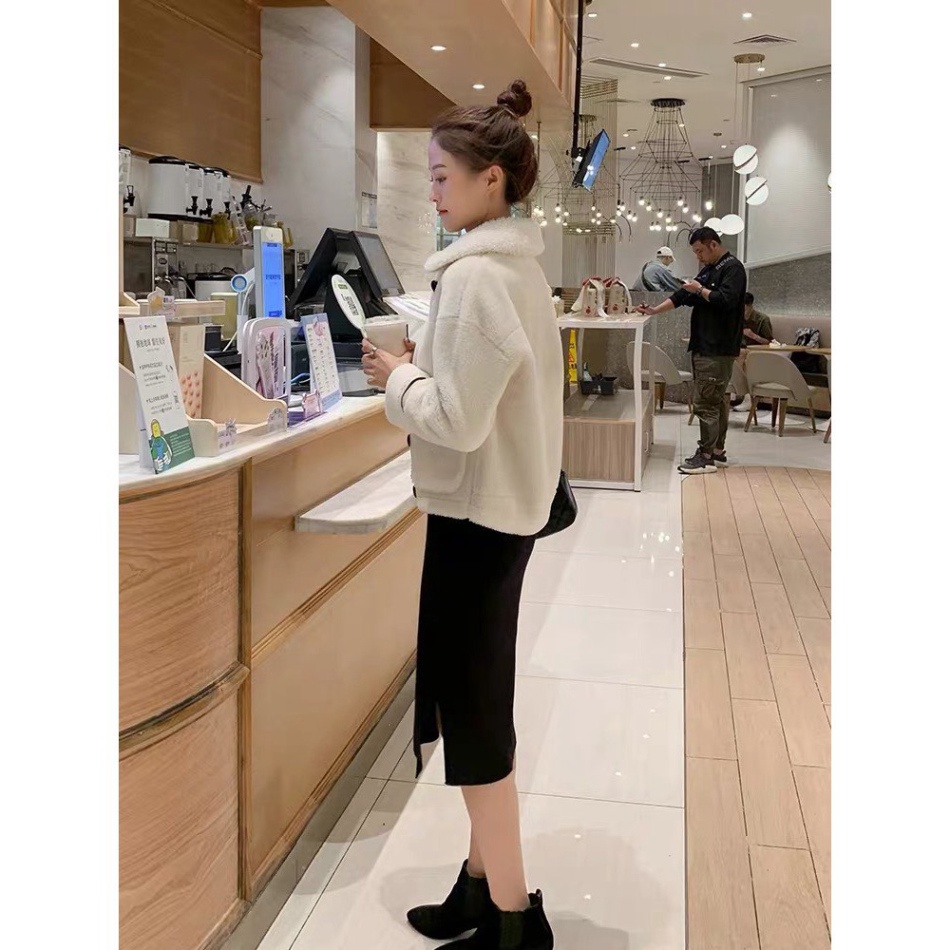 Áo khoác lông cừu cổ bẻ kèm váy body tăm len mặc trong, Set váy đen cổ cao mix áo lông trắng túi hộp, LAMASS