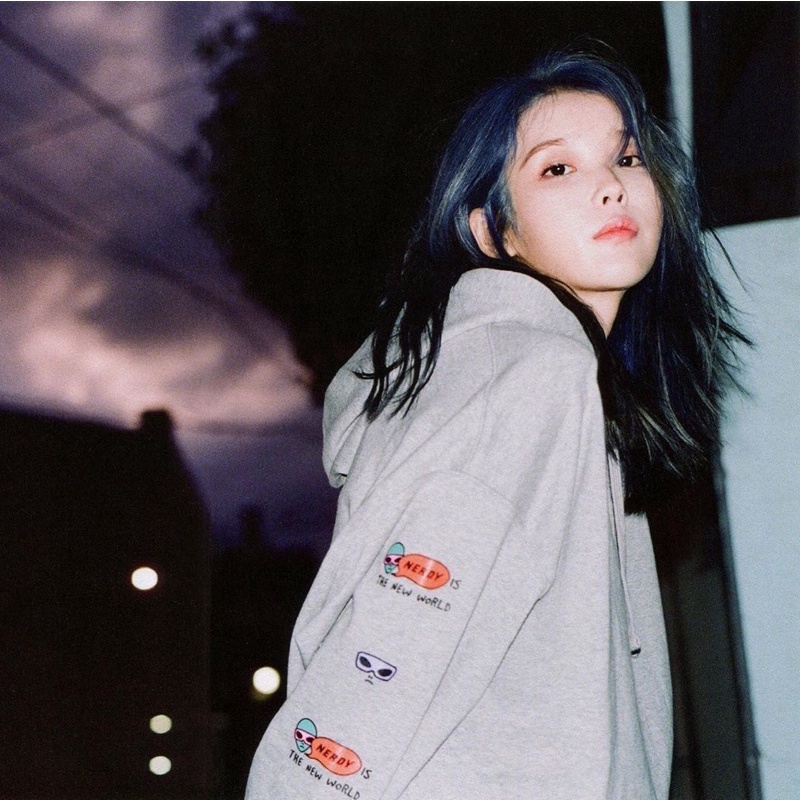 Áo khoác hoodie xám Nerdy giống IU trong album LOVE POEM