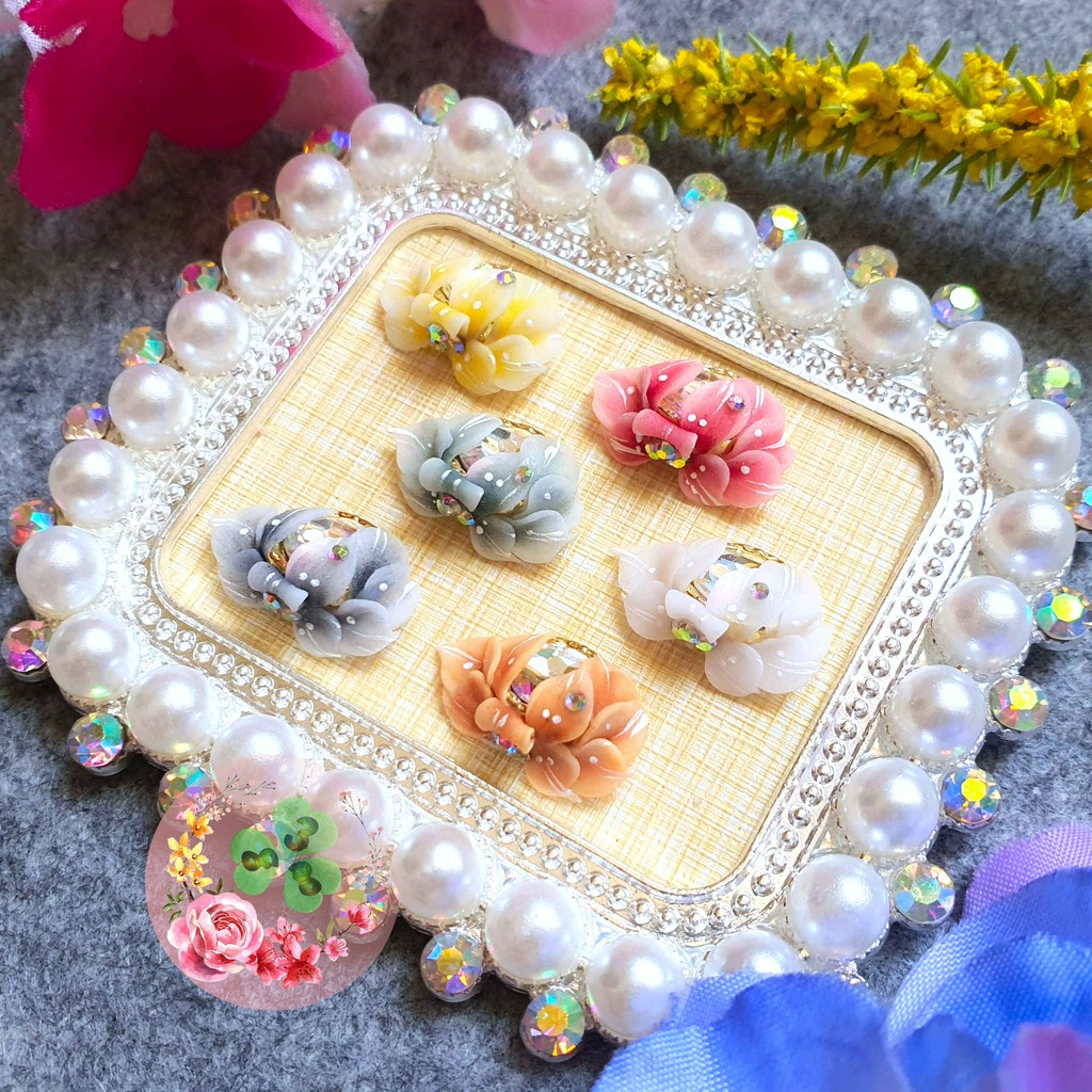 Mẫu: F032 . Hoa bột &quot;Cúc charm nhụy đá&quot; , đính móng siêu xinh.