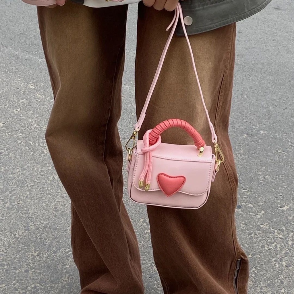 Túi Đeo Chéo Hình Vuông Nhỏ Màu Hồng Họa Tiết Trái Tim Dễ Thương Cho Nữ