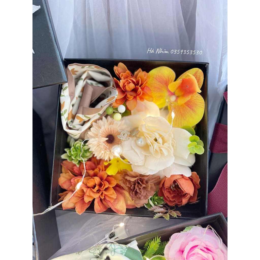 Hộp hoa lụa đựng nước hoa, hộp quà tặng ky 18.18cm