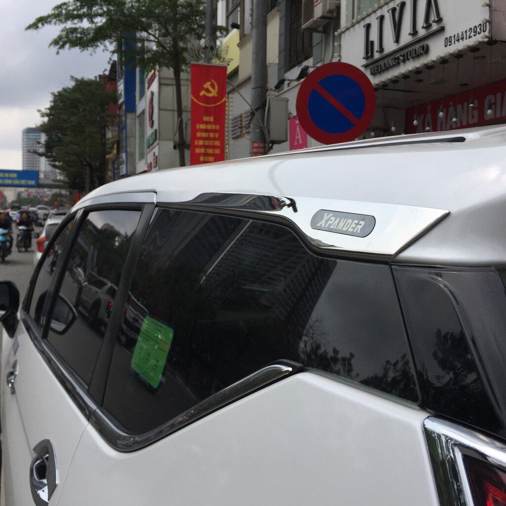 Nẹp chân kính, cong kính inox xe Xpander 2018- 2021 có chữ Z cao cấp