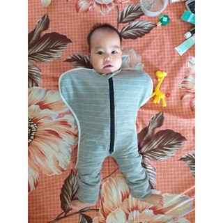 Nhộng ngủ có chân cho bé