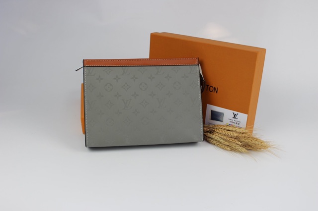 Clutch LV cầm tay Unisex  - Có video Da thật BH 1 năm | BigBuy360 - bigbuy360.vn