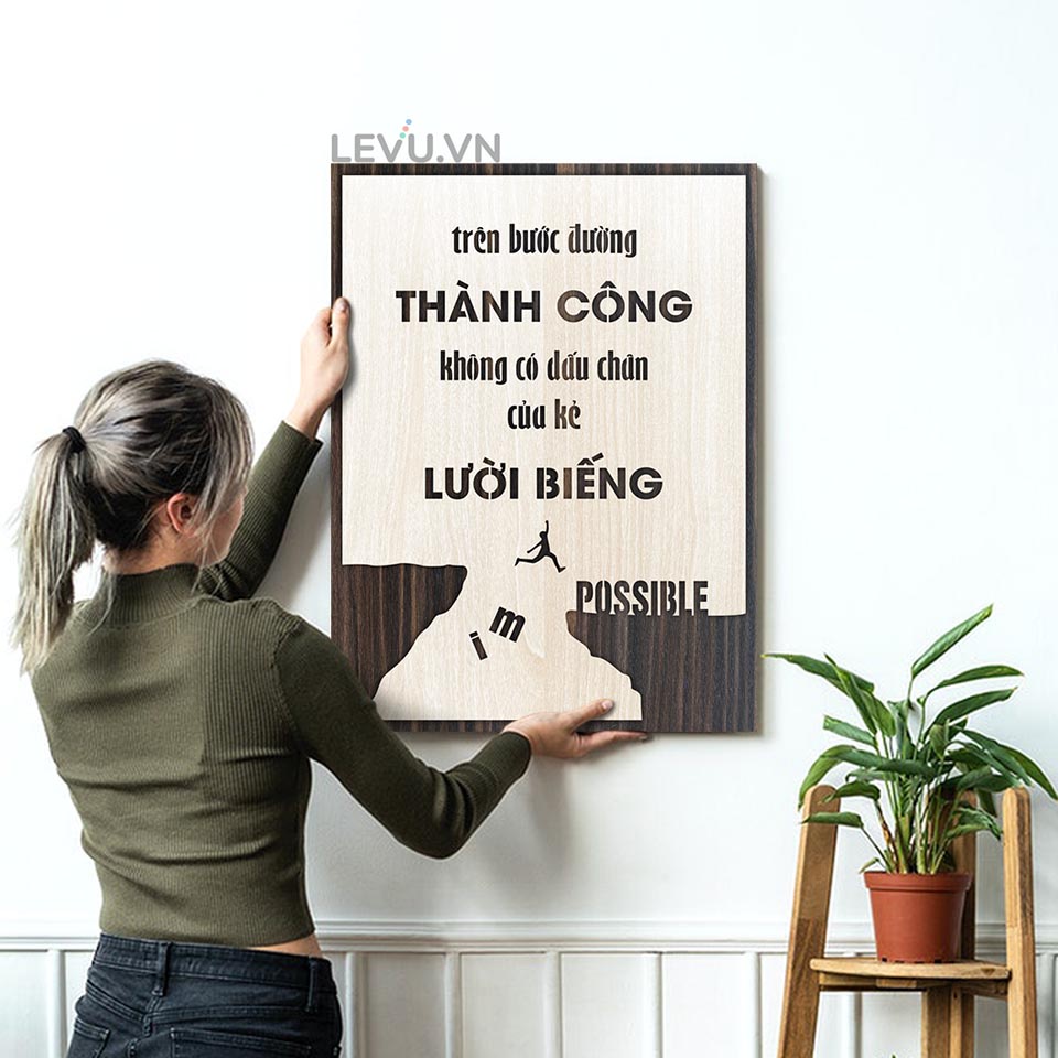 Tranh văn phòng LEVU013 "Trên bước đường thành công không có dấu chân của kẻ lười biếng"