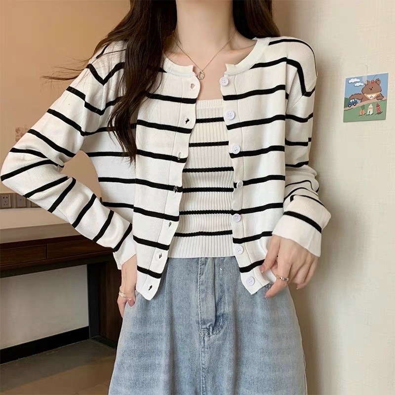 Set áo len tăm gồm áo hai dây mix cùng cadigan khuy cài hoạ tiết kẻ ngang