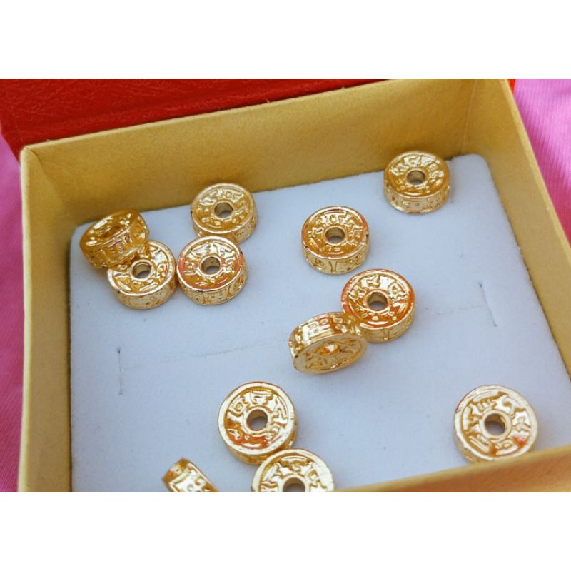 Charm Bánh Xe Chặn Hạt Khắc Chú Omani