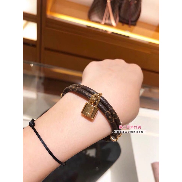 Vòng Tay Louis Vuitton Bằng Thép Titan Họa Tiết Chữ LV Sang Trọng Thời Trang