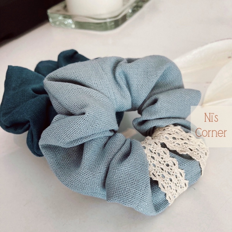 Scrunchie cột tóc linen xanh biển nhạt - viền ren