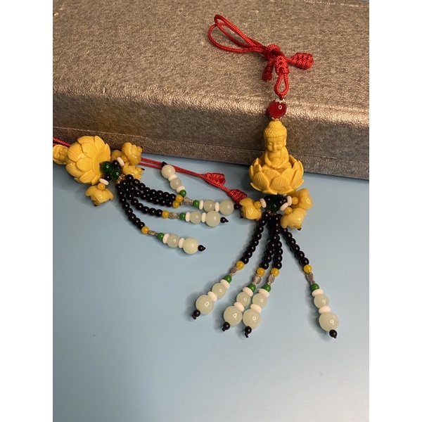 Dây phật treo gương ô tô mang lại bình an."