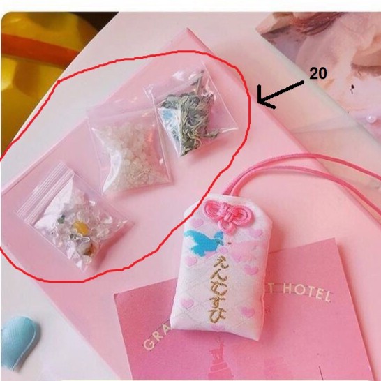 Đá ngũ sắc, muối khai vận, ngải cứu Bỏ Kèm Túi Phước Omamori