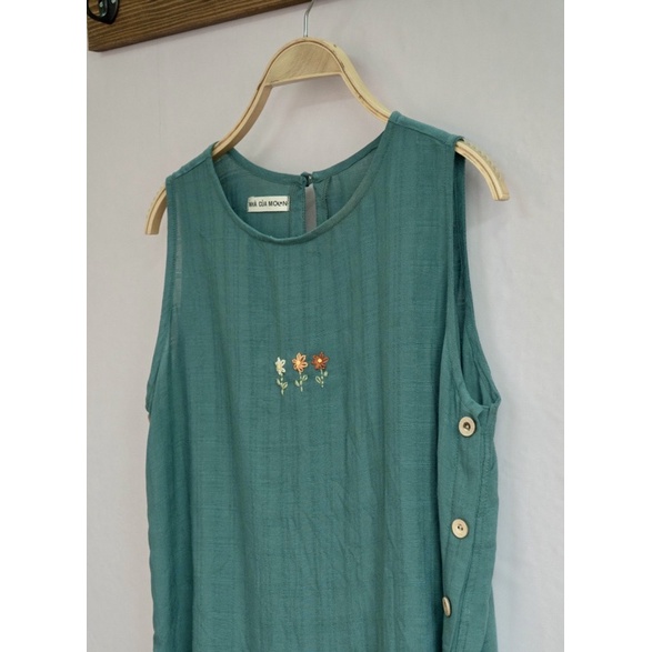 Áo sát nách vải đũi nút gỗ thêu tay - Nhà Của Moon