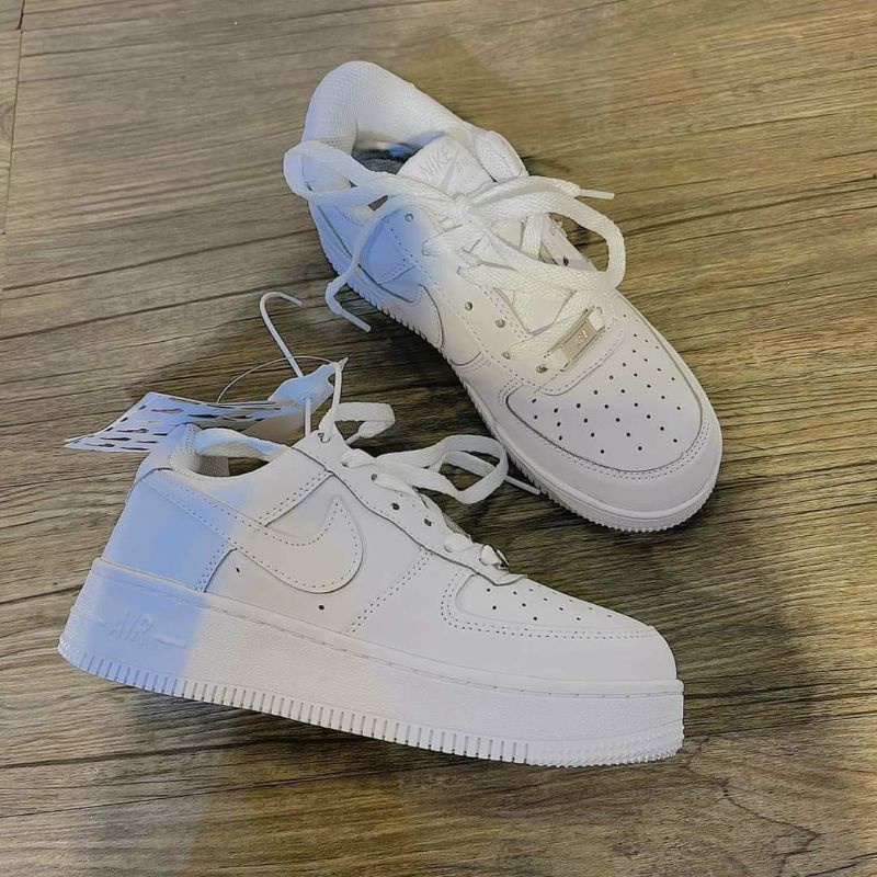 Giày thể thao trắng đi cặp nam nữ