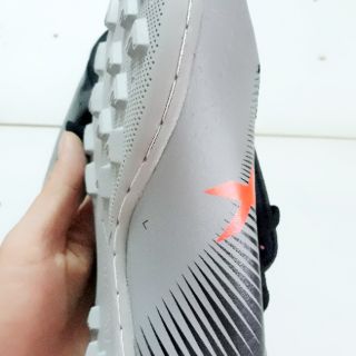 GIÀY ĐÁ BÓNG CỔ CAO X( TẶNG KÈM TẤT DÀI )