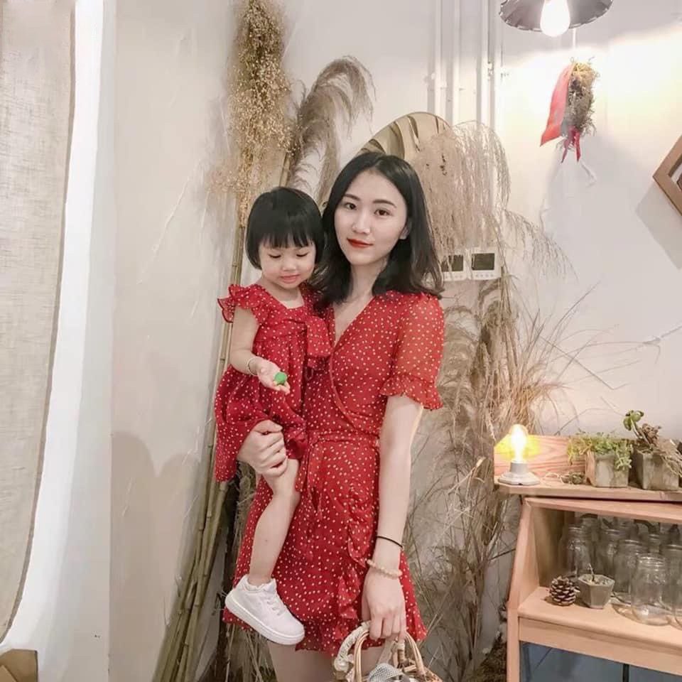 Váy chấm bi đỏ chéo vạt đuôi cá  cho mẹ và bé