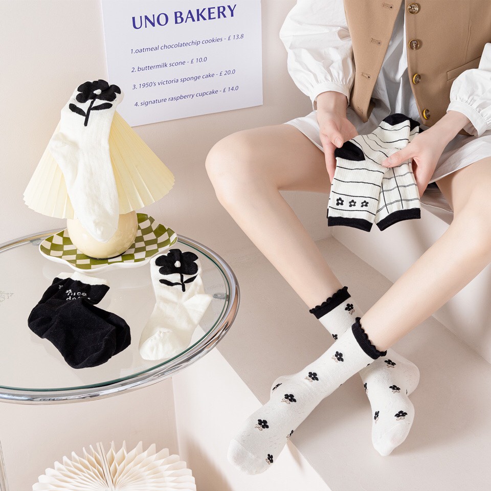 Combo 5 đôi tất cổ cao màu đen trắng phong cách Hàn quốc chất liệu co dãn thấm hút mồ hôi