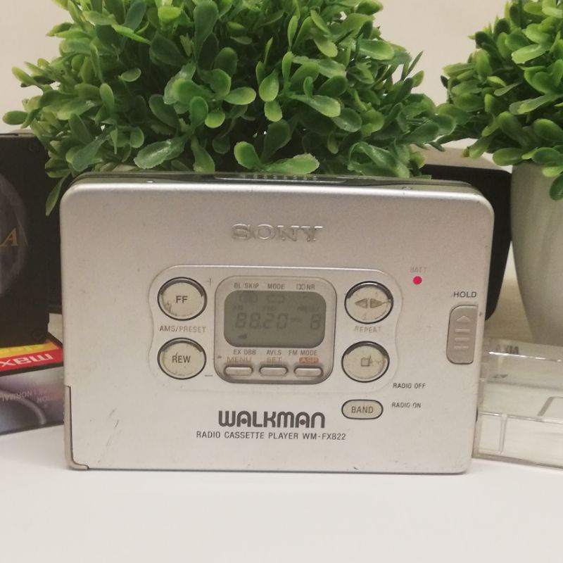 Máy nghe nhạc cát sét cầm tay chạy băng tape Sony Walkman WM-FX822 có radio màn hình LCD âm hay