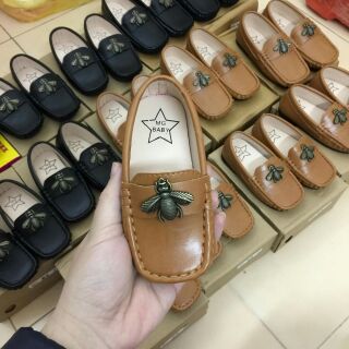Giày lười da hình con ong cho bé trai