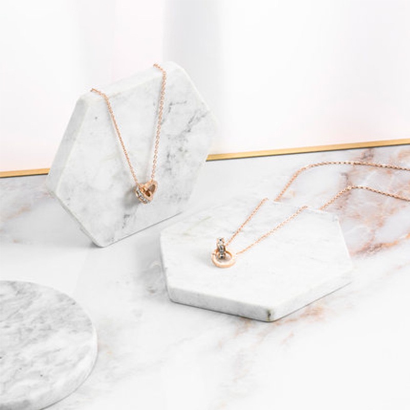 Vòng cổ thép titan mặt khắc chữ số la mã đính hạt đá zircon thời trang