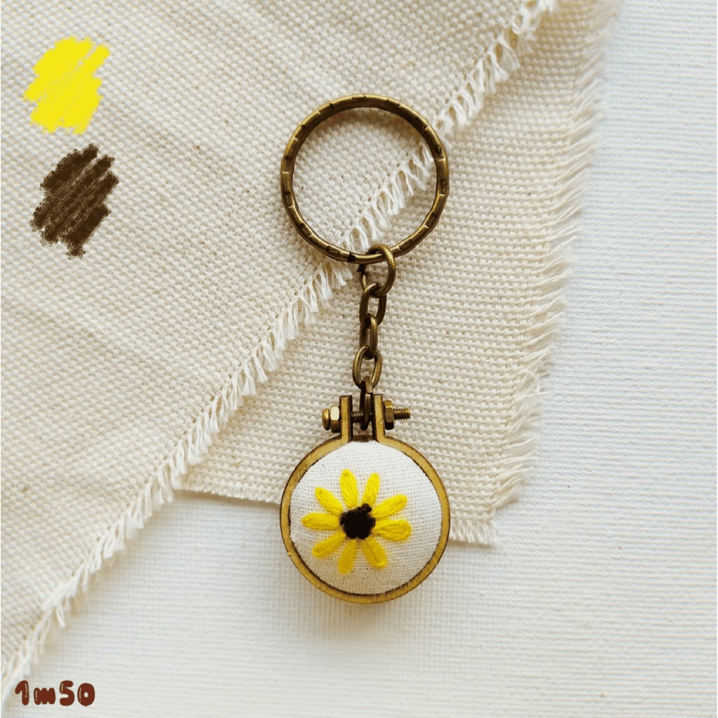 Cúc dại  - Móc khóa thêu tay handmade / Hand-embroidered keychain