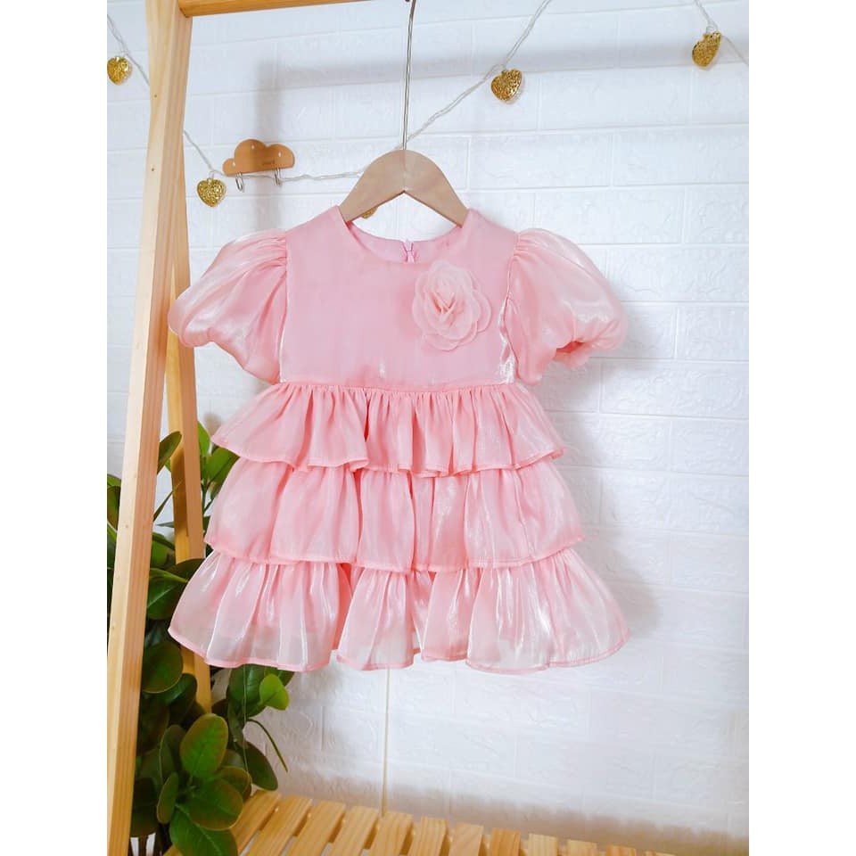 H Với mẫu váy công chúa ngọt ngào như vòng tay của mẹ. Mầu hồng tôm xinh ngất ngây.Gía 260k
